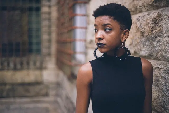 Les 10 pièces essentielles à avoir dans votre garde-robe féminine