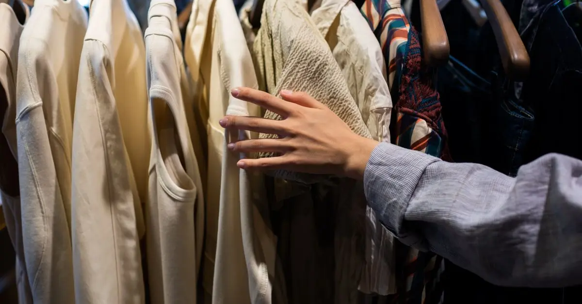 Les essentials indispensables pour un dressing féminin complet